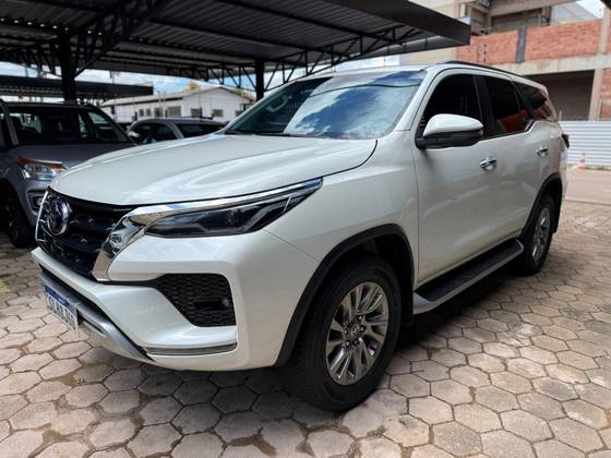 TOYOTA HILUX SW4 2.8 D-4D TURBO DIESEL SRX 7L 4X4 AUTOMÁTICO